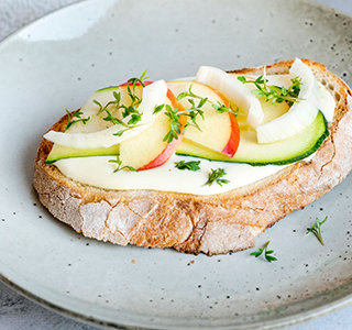 Rustieke boterham met roomzachte smeerkaas, courgette, appel, venkel en tuinkers