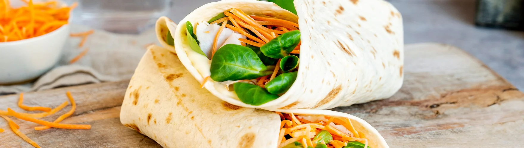 Wraps met kip, kaas, veldsla en geschaafde wortel