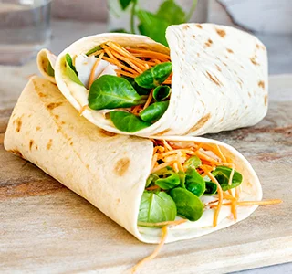 Wraps met kip, kaas, veldsla en geschaafde wortel