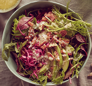 Feestelijke wintersalade met een dressing van blauwe kaas