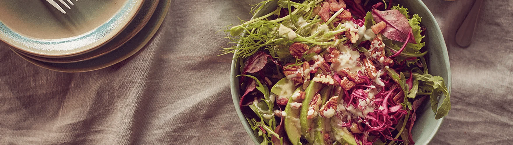 Feestelijke wintersalade met een dressing van blauwe kaas