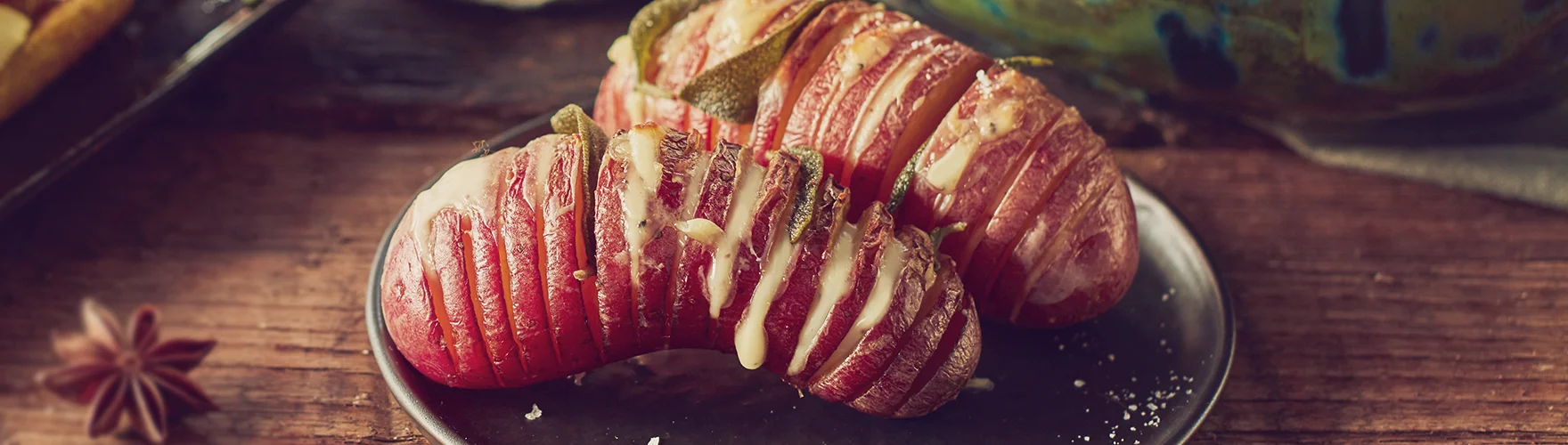 Hasselback potato met truffelkaas en blaadjes salie