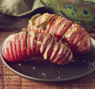 Hasselback potato met truffelkaas en blaadjes salie