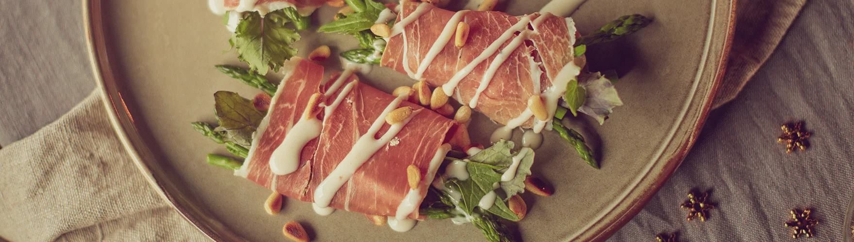 Parmaham met aspergetips en een dressing van truffelkaas