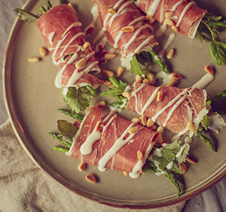 Parmaham met aspergetips en een dressing van truffelkaas