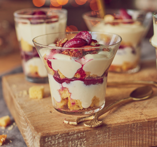 Romige trifle met druiven, pecannoten en een room van brie