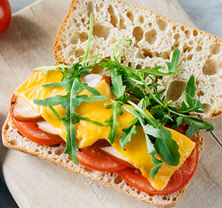 Ciabatta met cheddar kaas, gerookte kip, tomaat en rucola