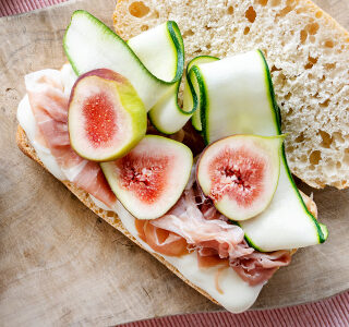 Ciabatta met light smeerkaas, rauwe courgette, parmaham en verse vijgen