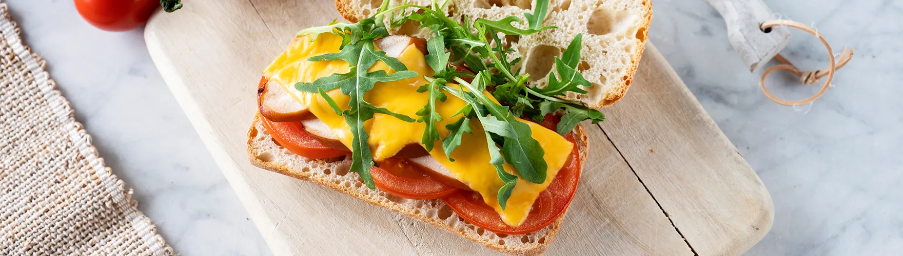 Ciabatta met cheddar kaas, gerookte kip, tomaat en rucola