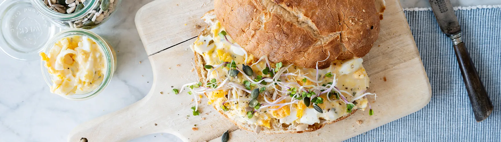 Hard bolletje met homemade eiersalade, bieslook en pittige kiemgroenten