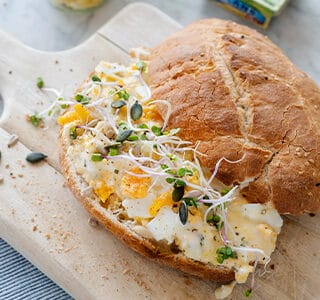 Hard bolletje met homemade eiersalade, bieslook en pittige kiemgroenten