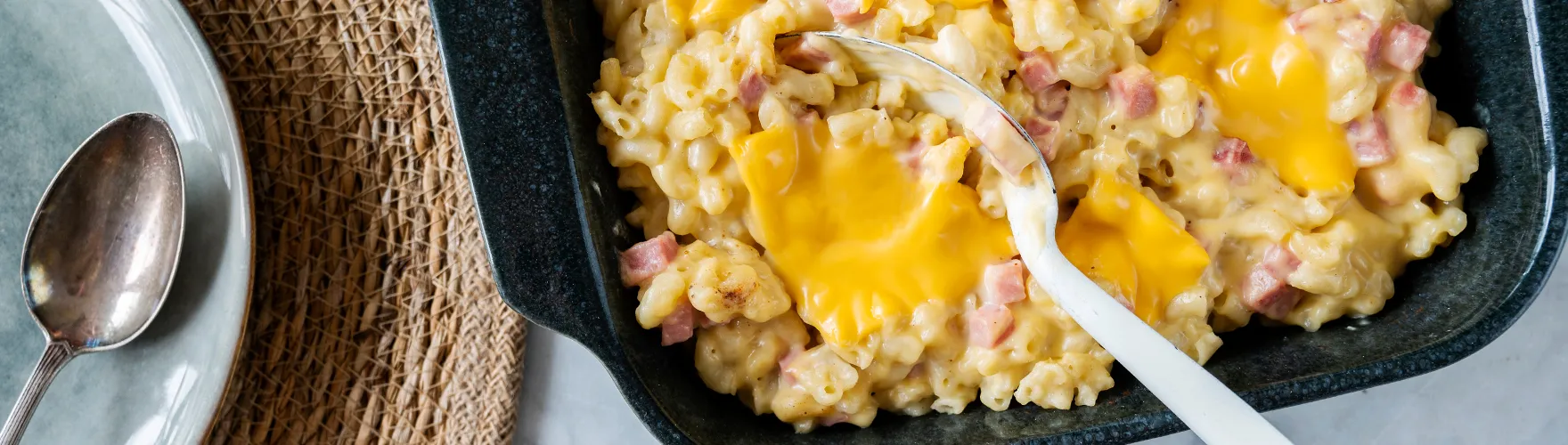 Mac and cheese met cheddar kaas en hamblokjes