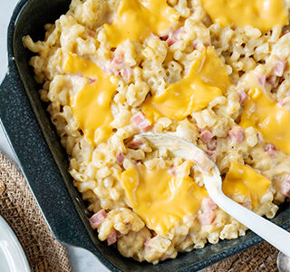 Mac and cheese met cheddar kaas en hamblokjes