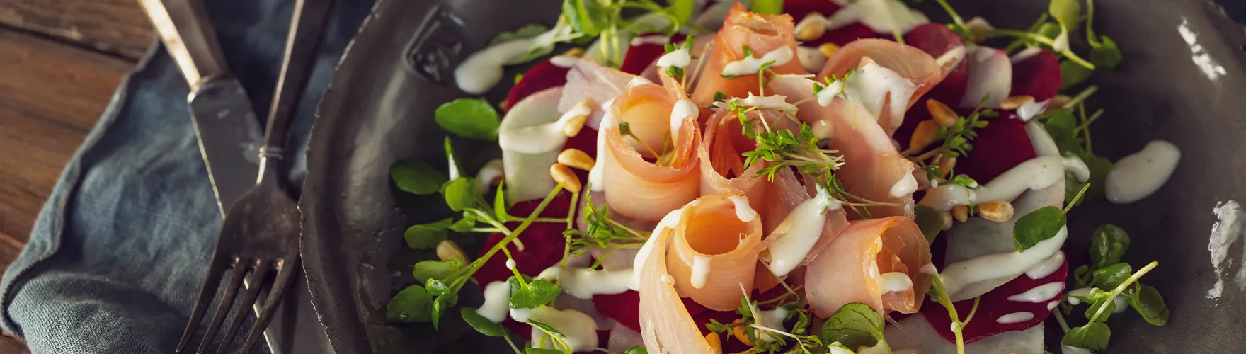 Carpaccio van gerookte tonijn, voorjaarsgroenten en truffelkaas