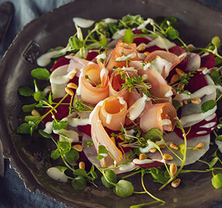 Carpaccio van gerookte tonijn, voorjaarsgroenten en truffelkaas