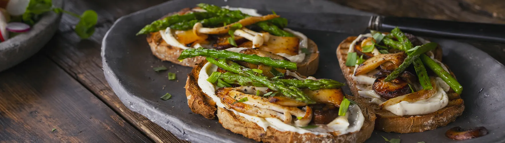 Desem toast met gebakken paddenstoelen, asperges en truffelkaas