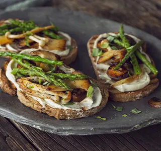 Desem toast met gebakken paddenstoelen, asperges en truffelkaas