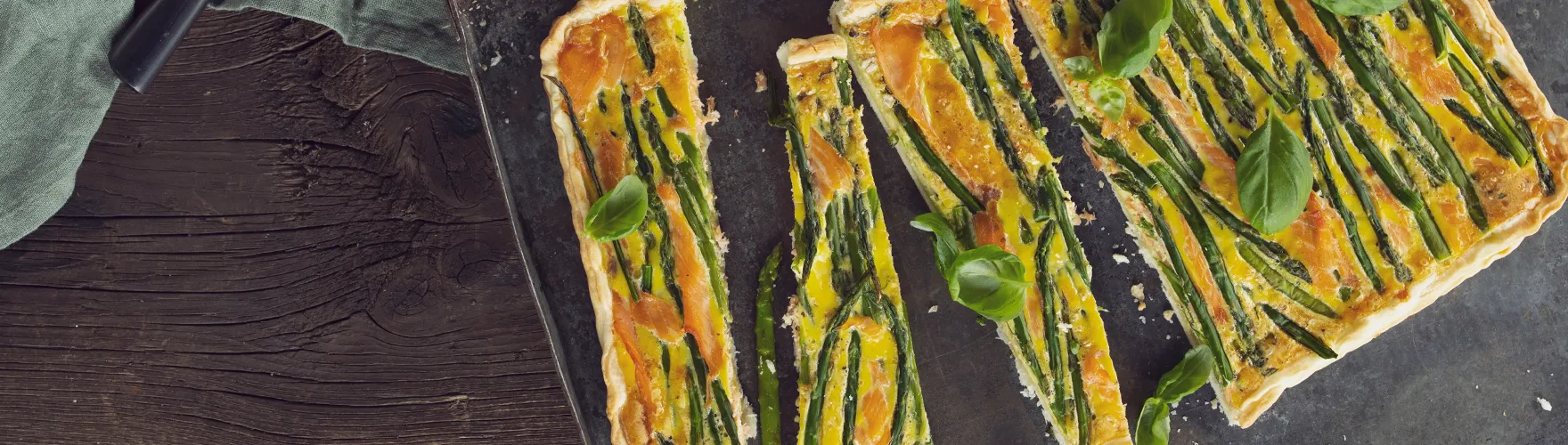 Hartige taart met groene asperges, zalm en geitenkaas