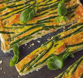 Hartige taart met groene asperges, zalm en geitenkaas