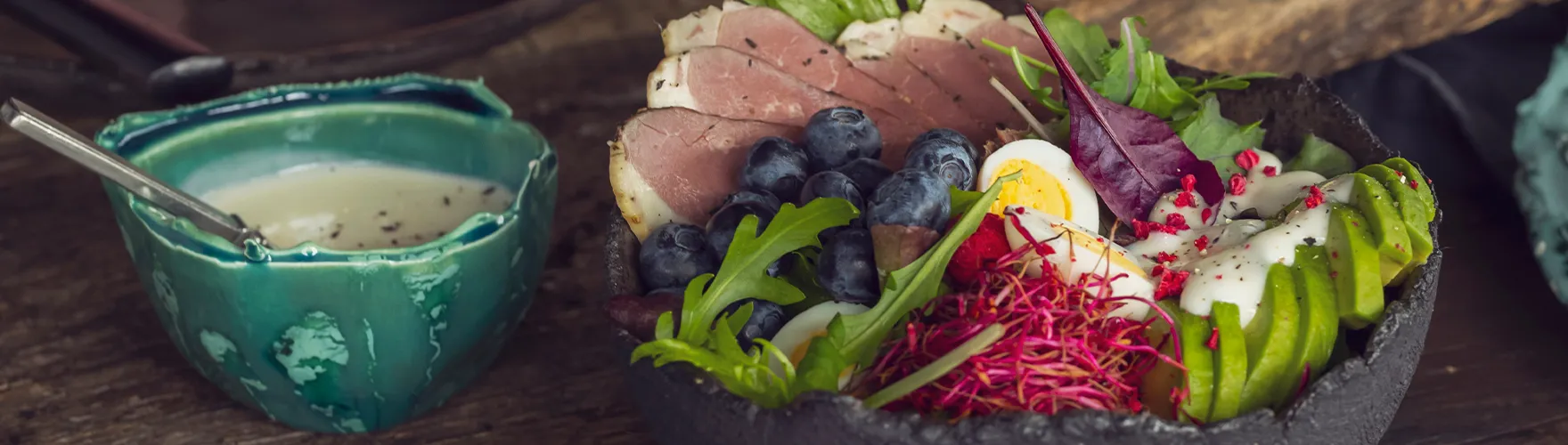 Saladebowl met een dressing van geitenkaas