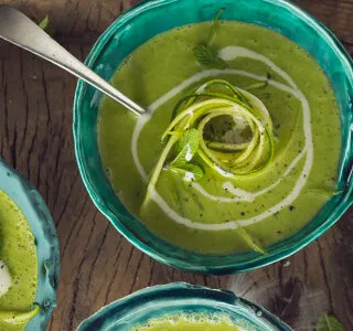 Lentesoep van courgette en lente-ui met een swirl van blauwe kaas