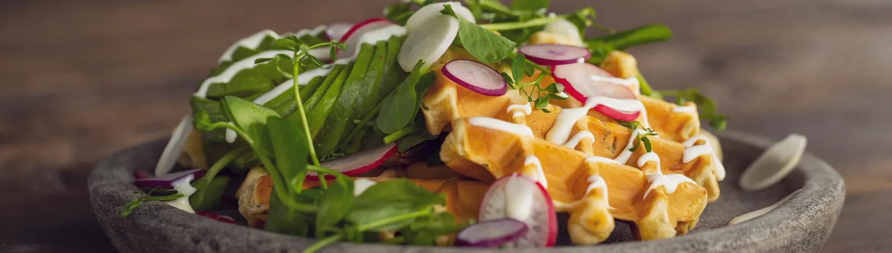 Kaas kruidenwafels met voorjaarssalade en brie