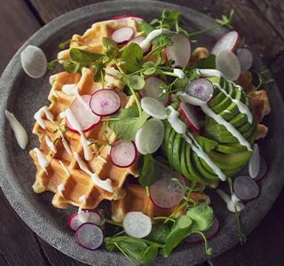 Kaas kruidenwafels met voorjaarssalade en brie