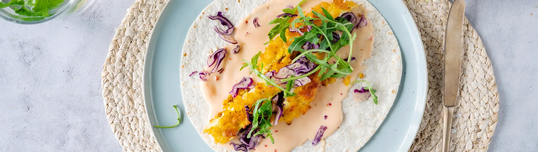 Wrap met pittige magere smeerkaas, krokante kipschnitzel, rode kool en rucola