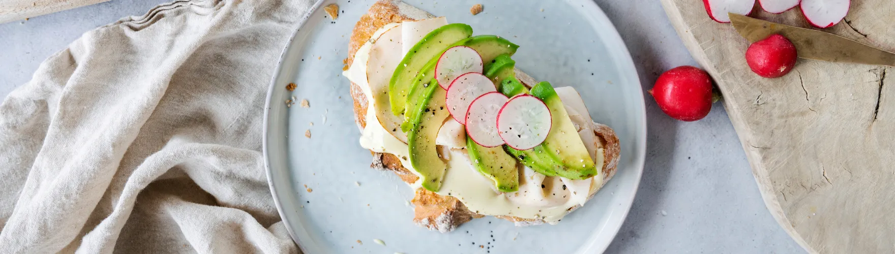 Zuurdesembrood met biologische kaas, kipfilet, avocado en radijs