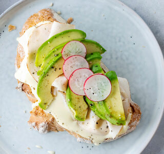 Zuurdesembrood met biologische kaas, kipfilet, avocado en radijs