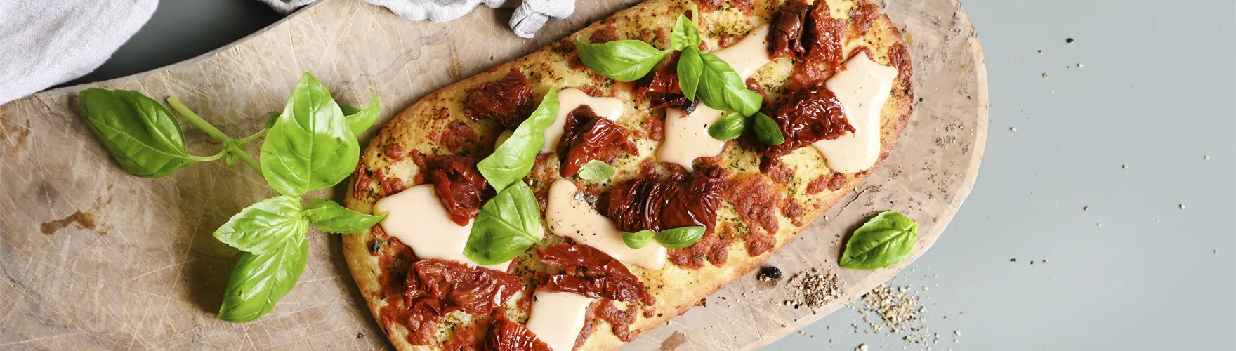 Focaccia met zongedroogde tomaten, basilicum en pittige magere kaas