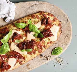 Focaccia met zongedroogde tomaten, basilicum en pittige magere kaas