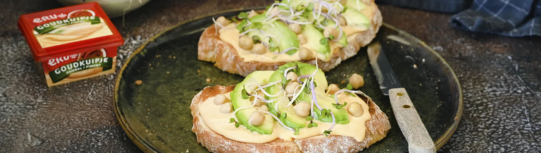 Toast met pittige smeerkaas, avocado, kikkererwten en pittige kiemgroenten