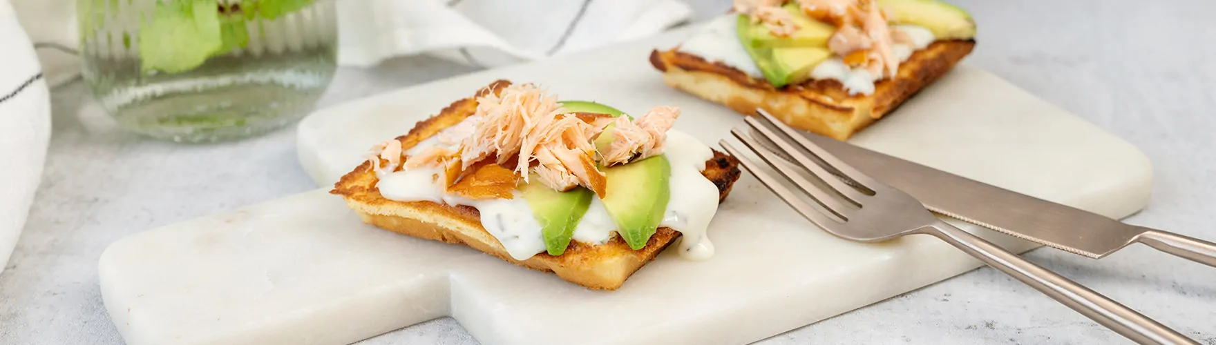 Hartige wafel met warmgerookte zalm en avocado