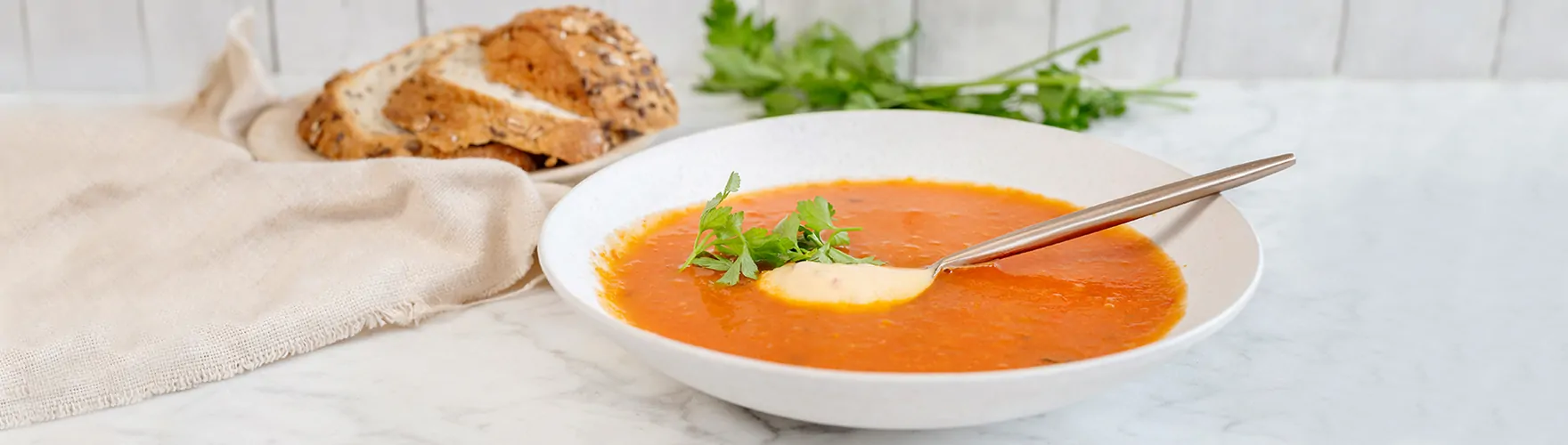 Tomatensoep met pittige kaas en peterselie