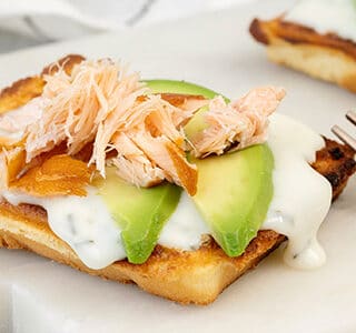 Hartige wafel met warmgerookte zalm en avocado