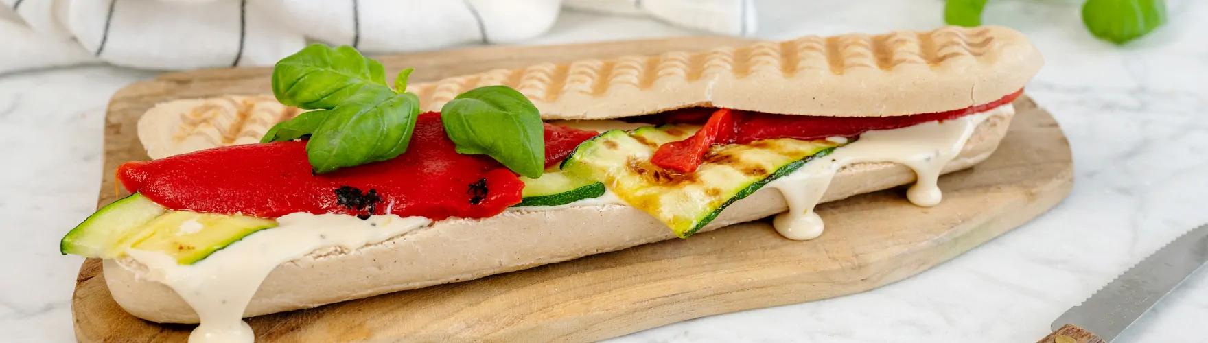 Panini met gegrilde groenten, basilicum en roomzachte smeerkaas