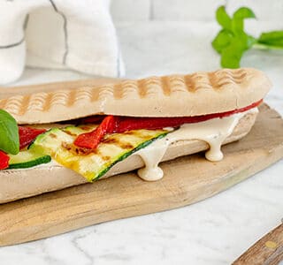 Panini met gegrilde groenten, basilicum en roomzachte smeerkaas