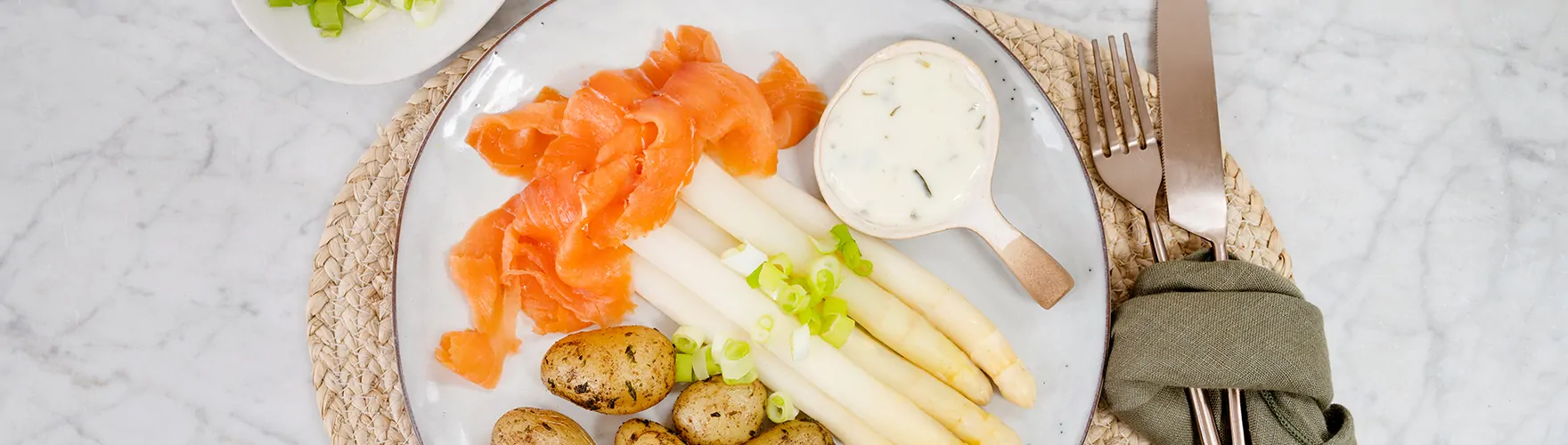 Asperges met magere smeerkaas en gerookte zalm