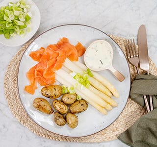 Asperges met magere smeerkaas en gerookte zalm