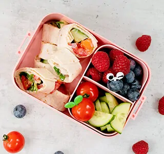 Kids lunchbox met fruit, komkommer en een wrap met ERU Kids