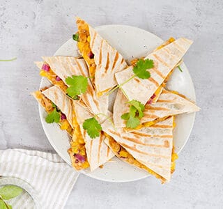 Quesadilla’s met cheddar kaas, kipgehakt, mais en koriander