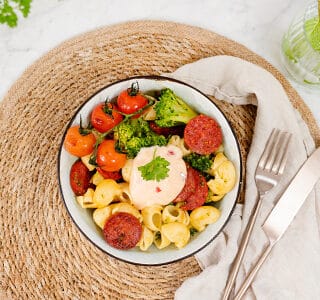 Romige pasta met pittige magere smeerkaas, chorizo, broccoli, cherrytomaten en peterselie