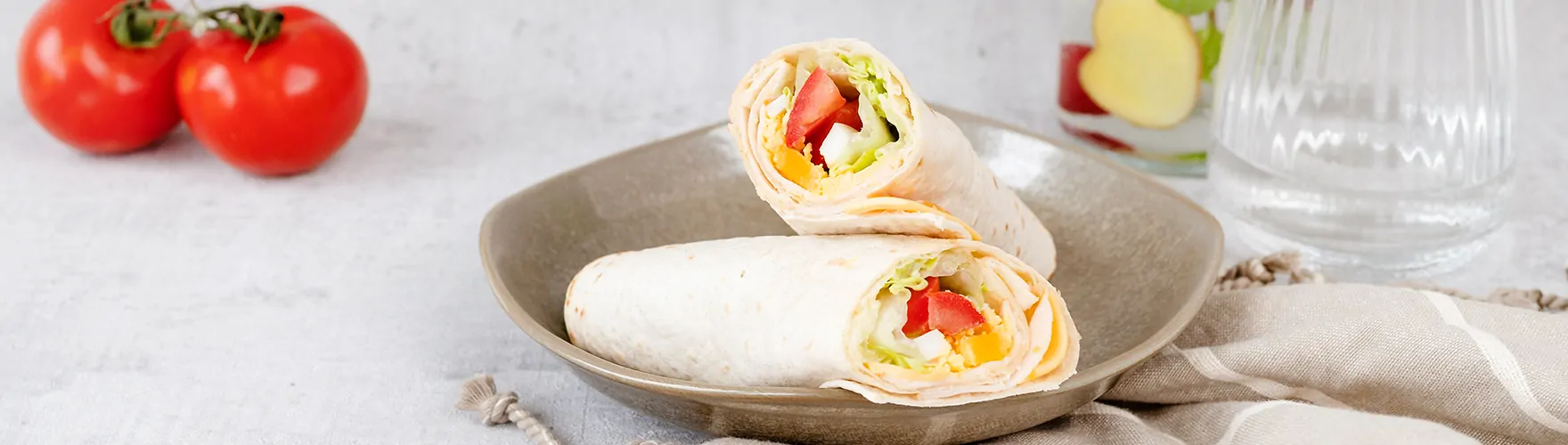 Wraps met cheddar kaas, ei, tomaat, romaine sla, kipfilet en mayonaise