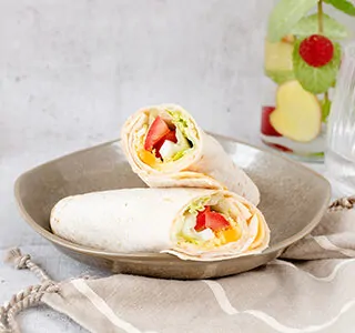 Wraps met cheddar kaas, ei, tomaat, romaine sla, kipfilet en mayonaise