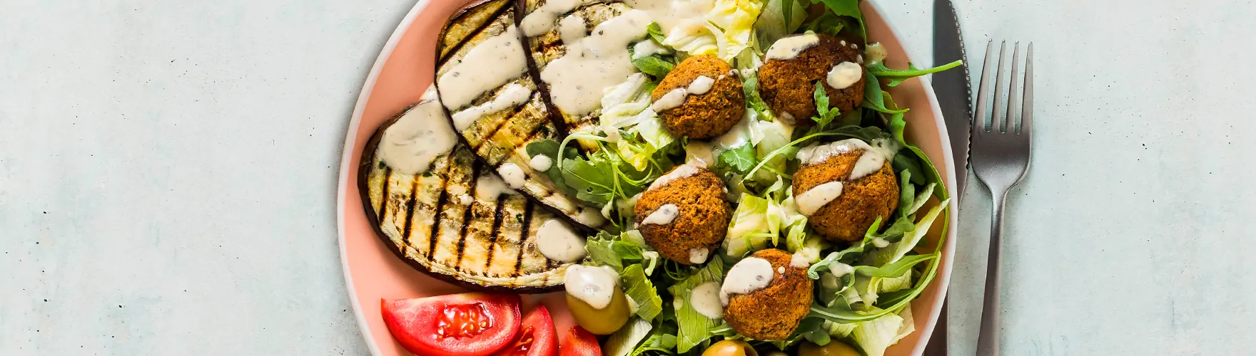 Falafelsalade met komijnekaas en gegrilde aubergine