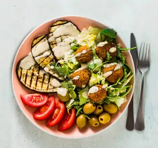 Falafelsalade met komijnekaas en gegrilde aubergine