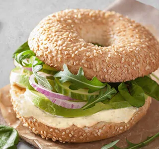 Bagel met roomzachte smeerkaas en avocado