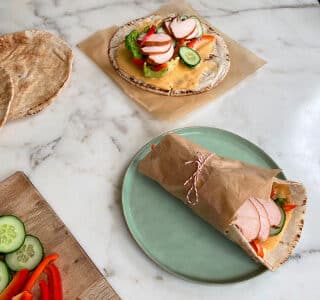 Flatbread sandwich met pittige smeerkaas