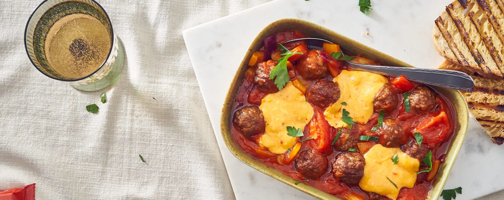 Gehaktballetjes in tomatensaus met pittige cheddar kaas